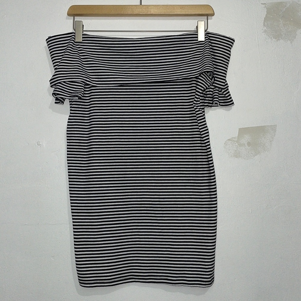 Size M Women’s A Pea In The Pod Maternity Striped Off the Shoulder Shirt